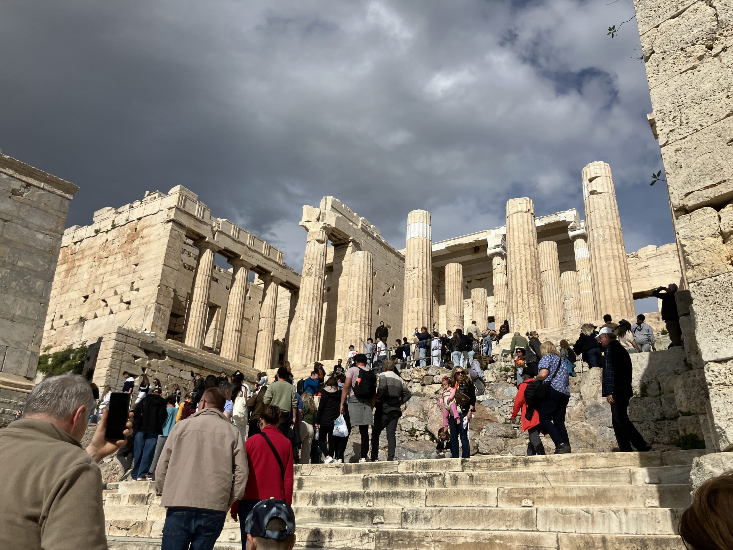 アクロポリスの丘からアテネ市街を望む